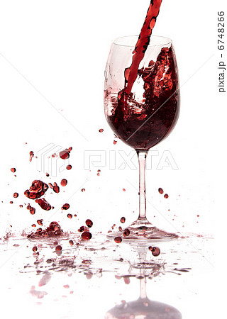 pouring red wine 6748266