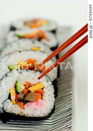 日本のご馳走_　太巻き寿司をいただく 6749494