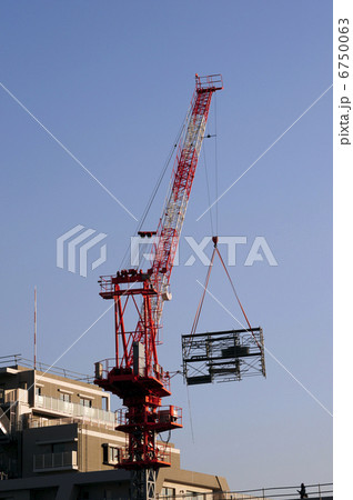 マンション建築現場のタワークレーン-2 6750063