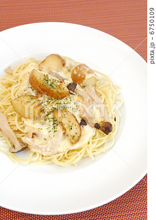 おいしいキノコとポテトのクリームパスタ おいしいキノコとポテトのクリームパスタ 6750109