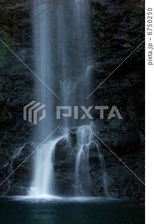 滝のアップ 6750250