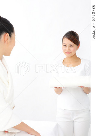 タオルを持ってくるエステティシャン タオルを持ってくるエステティシャン 6750736