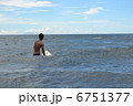 波を待つ少年 6751377