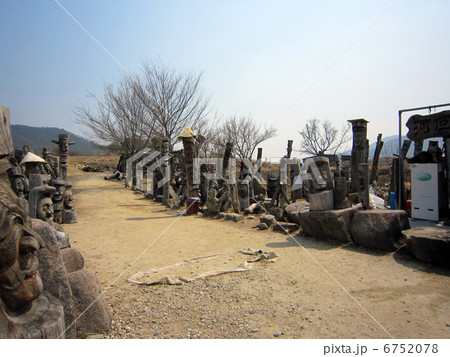 韓国 慶州の世界遺産河回村の仮面のオブジェ 6752078
