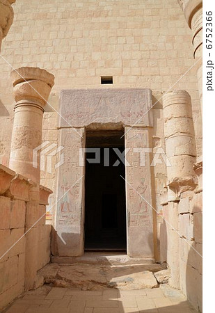 ハトシェプスト女王葬祭殿の至聖所入り口 6752366