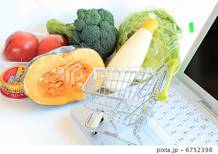 ネットスーパー利用して食品購入イメージ ネットスーパー利用して食品購入イメージ 6752398