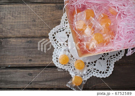 箱に入れた個包装のキャンディ ホワイトデーイメージ 箱に入れた個包装のキャンディ ホワイトデーイメージ 6752589