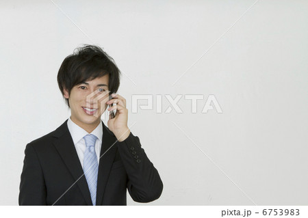 スマートフォンを使う20代ビジネスマン スマートフォンを使う20代ビジネスマン 6753983