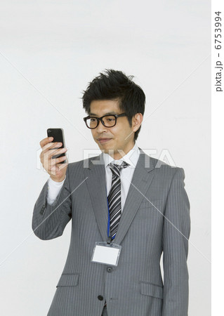 スマートフォンを使うメガネをかけた40代ビジネスマン スマートフォンを使うメガネをかけた40代ビジネスマン 6753994