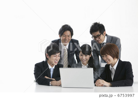 ノートパソコンを使うビジネスパーソンたち 6753997