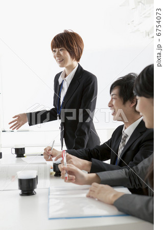 ミーティングに参加するビジネスパーソンたち 6754073