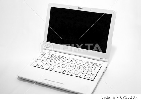 白いノートパソコンイメージ 6755287
