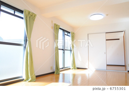 日差しの差し込む明るい部屋 6755301