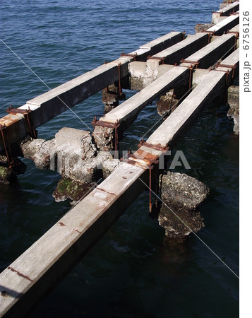 海の構造物は老朽化が進んでいます 海の構造物は老朽化が進んでいます 6756126