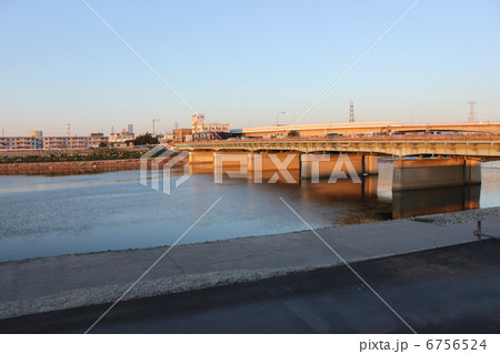 大阪府堺市夕方の大和川の景色 6756524