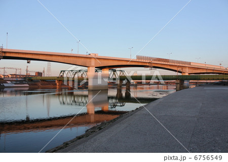 大阪府大和川を渡る鉄橋と阪神高速道路 大阪府大和川を渡る鉄橋と阪神高速道路 6756549