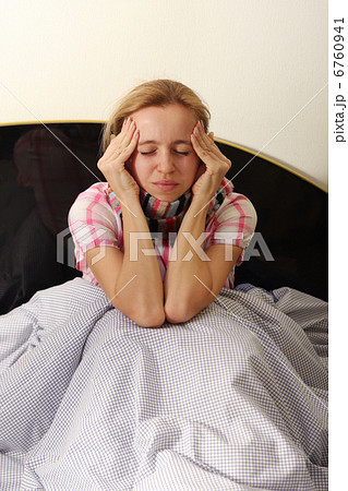 Woman is ill 6760941