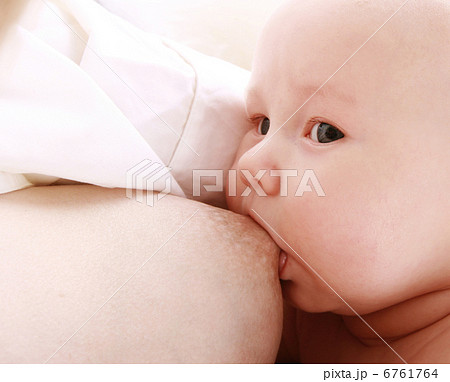 mother breast-feed her baby (2) 6761764