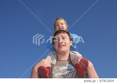 Happy the daddy with a daughter against the sky 4 Happy the daddy with a daughter against the sky 4 6761804