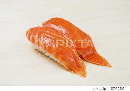 サーモンの握り 6762364