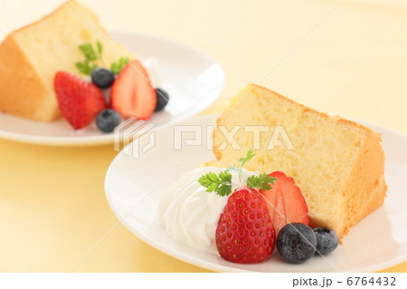 シフォンケーキ　スイーツ　フルーツ 6764432
