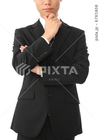 あごに手をつけるビジネスマン あごに手をつけるビジネスマン 6765808