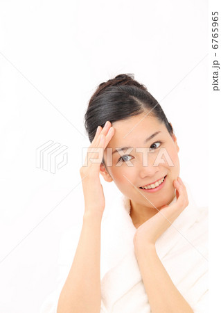 エステを体験して満足している女性 6765965