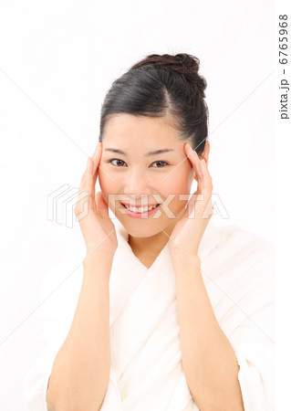 エステを体験して満足している女性 6765968