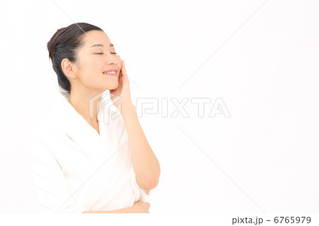 エステを体験して満足している女性 6765979