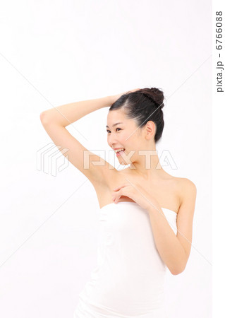 脇を見る女性(美容) 脇を見る女性(美容) 6766088