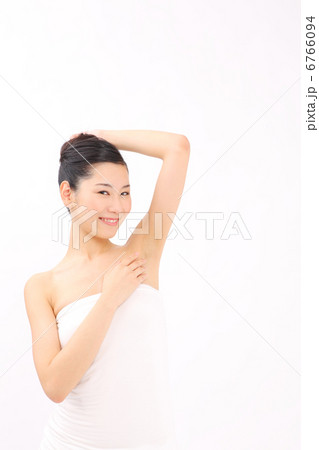 脇を見る女性(美容) 脇を見る女性(美容) 6766094