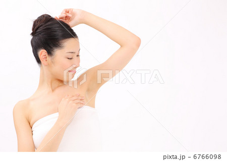 脇を見る女性(美容) 脇を見る女性(美容) 6766098