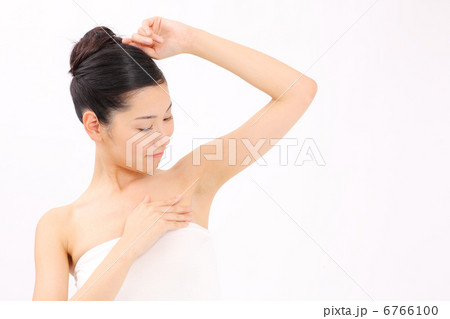 脇を見る女性(美容) 脇を見る女性(美容) 6766100