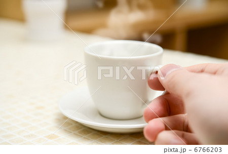 湯気の立つコーヒーを飲む手元、リラックスした朝のひととき 湯気の立つコーヒーを飲む手元、リラックスした朝のひととき 6766203