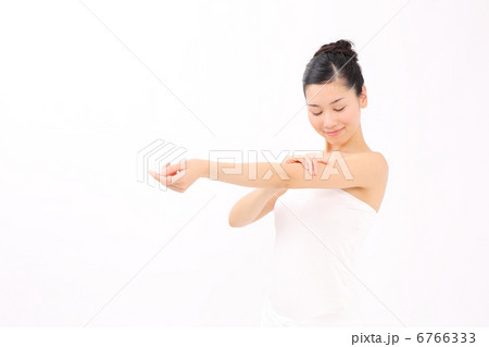 ボディケアをする女性 6766333
