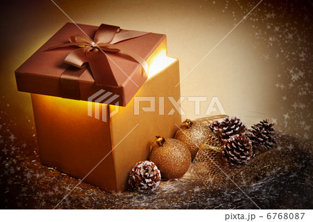 Christmas gold gift 6768087