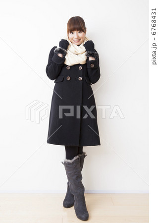 コートを着た女性 6768431