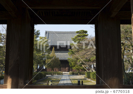 建仁寺　三門からの法堂 6770318