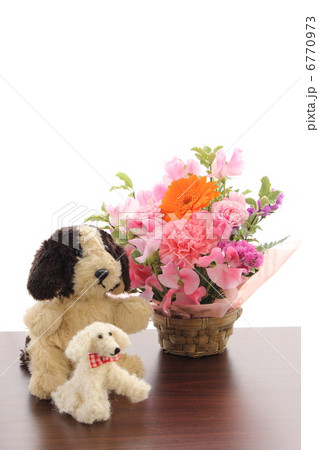 犬のぬいぐるみとフラワーバスケット 6770973