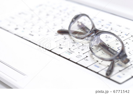 白いノートパソコンイメージ 6771542