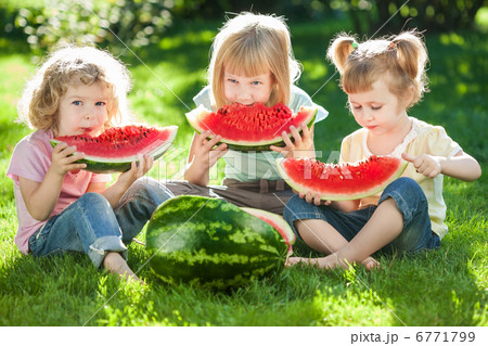 Children having picnic in summer 6771799