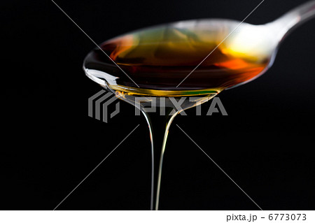Honey trickle dropping of a full spoon 6773073