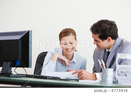 Businessman showing something to a colleague 6773916
