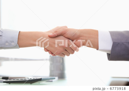 Man and Woman shaking hands 6773918