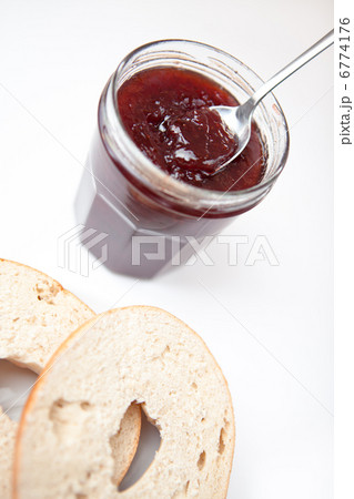 Jam with slice of bagel 6774176