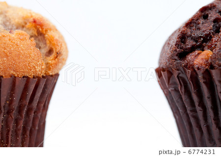 Close up of a chocolate muffin and a regular muffin 6774231