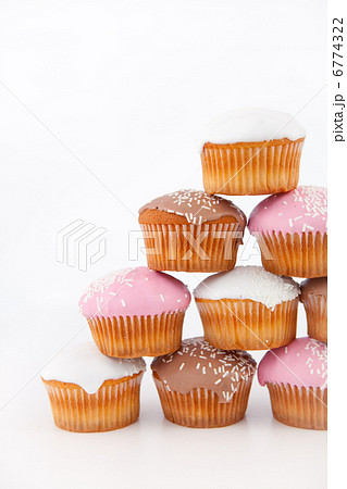 Many muffins with icing sugar placed in pyramid 6774322