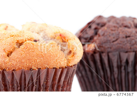 Close up of a regular muffin and a chocolate muffin 6774367