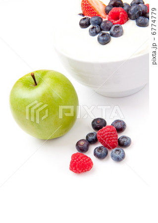 Apple and bowl of berries cream 6774779
