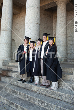 Graduates posing while smiling 6774944